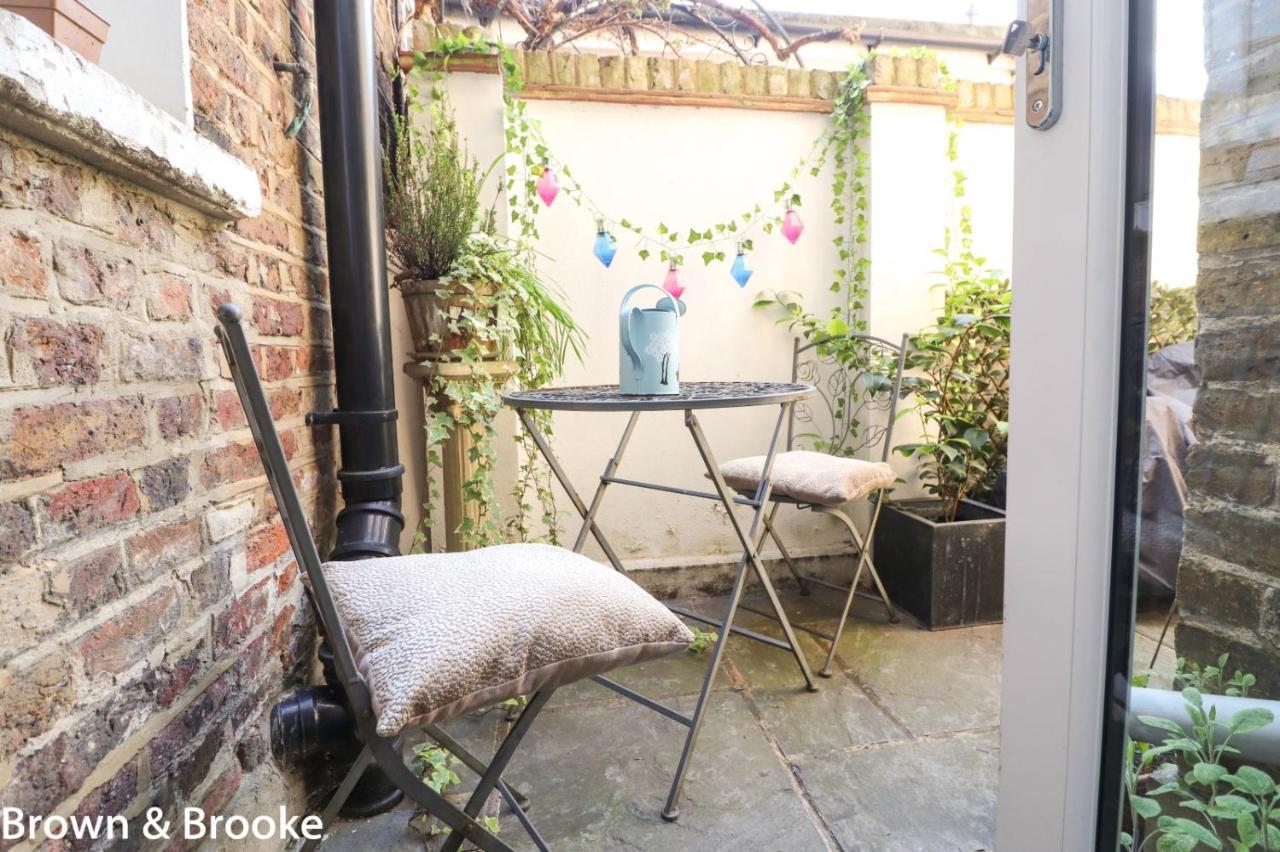 Stylish & Spacious 3 Bed Victorian House Sleeps Up To 7 - Near O2, Museums, Excel, Mazehill Station 12 Mins Direct Into London Bridge Villa Exterior foto